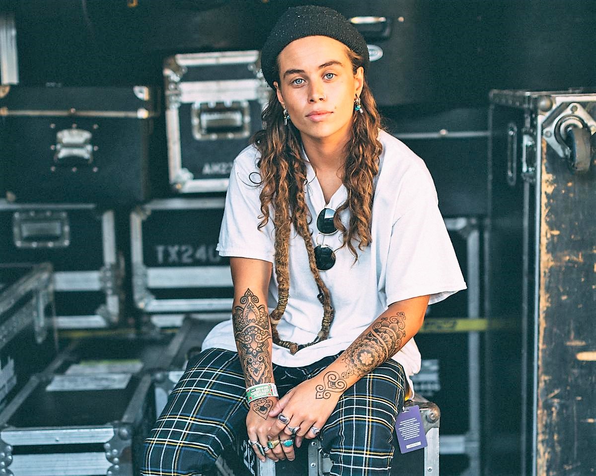 Tash Sultana Impressiona Pelos Motivos Certos – Monkeybuzz