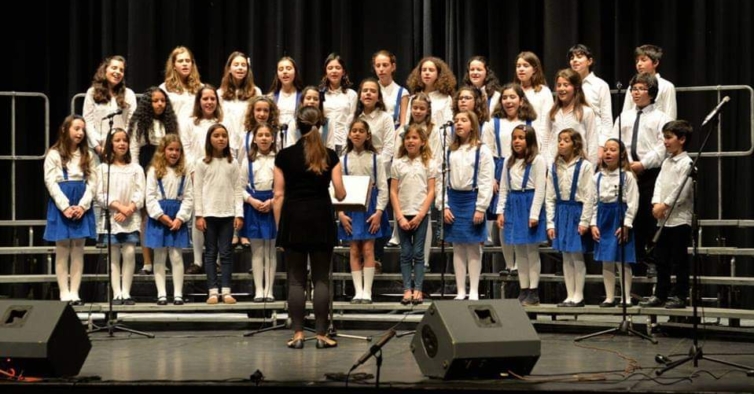 Coro de Santo Amaro de Oeiras – O Coro de Santo Amaro de Oeiras é um coro  amador do Concelho de Oeiras fundado em 1960 pelo Maestro Cesar Batalha.