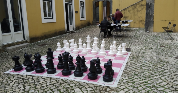 Pessoa Jogando Xadrez Na Mesa De Madeira Cinza · Foto profissional gratuita