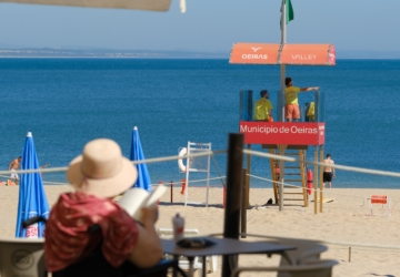 Época balnear arranca esta semana em Oeiras — há bibliotecas nas praias e muito mais