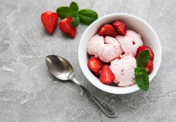 O gelado de morango light que pode comer sem culpa faz-se com 3 ingredientes