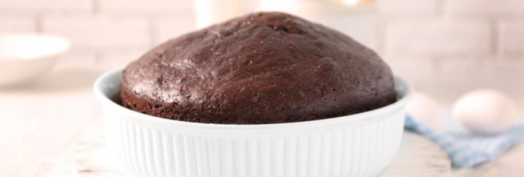 O bolo de chocolate mais saudável que se faz em apenas 2 minutos no microondas