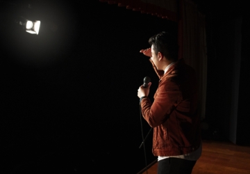 Noite de stand-up comedy em Linda-a-Velha tem open mic para testar o seu talento