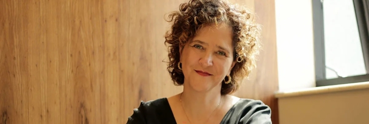 A escritora brasileira Carla Madeira vai estar em Oeiras para uma conversa aberta a todos