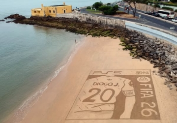 Caxias acordou com homenagem gigante a Diogo Jota no areal (e sabemos quem criou)